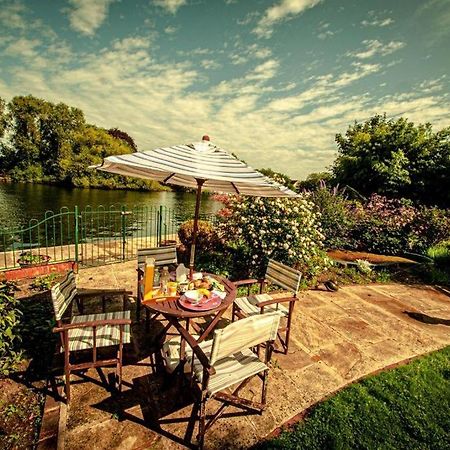 Cozy Double Bedroom In Stunning Bungalow On River Thames - Near Thorpe Park/Royal Holloway University/20Mins From Heathrow Staines-upon-Thames ภายนอก รูปภาพ