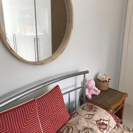Cozy Double Bedroom In Stunning Bungalow On River Thames - Near Thorpe Park/Royal Holloway University/20Mins From Heathrow Staines-upon-Thames ภายนอก รูปภาพ