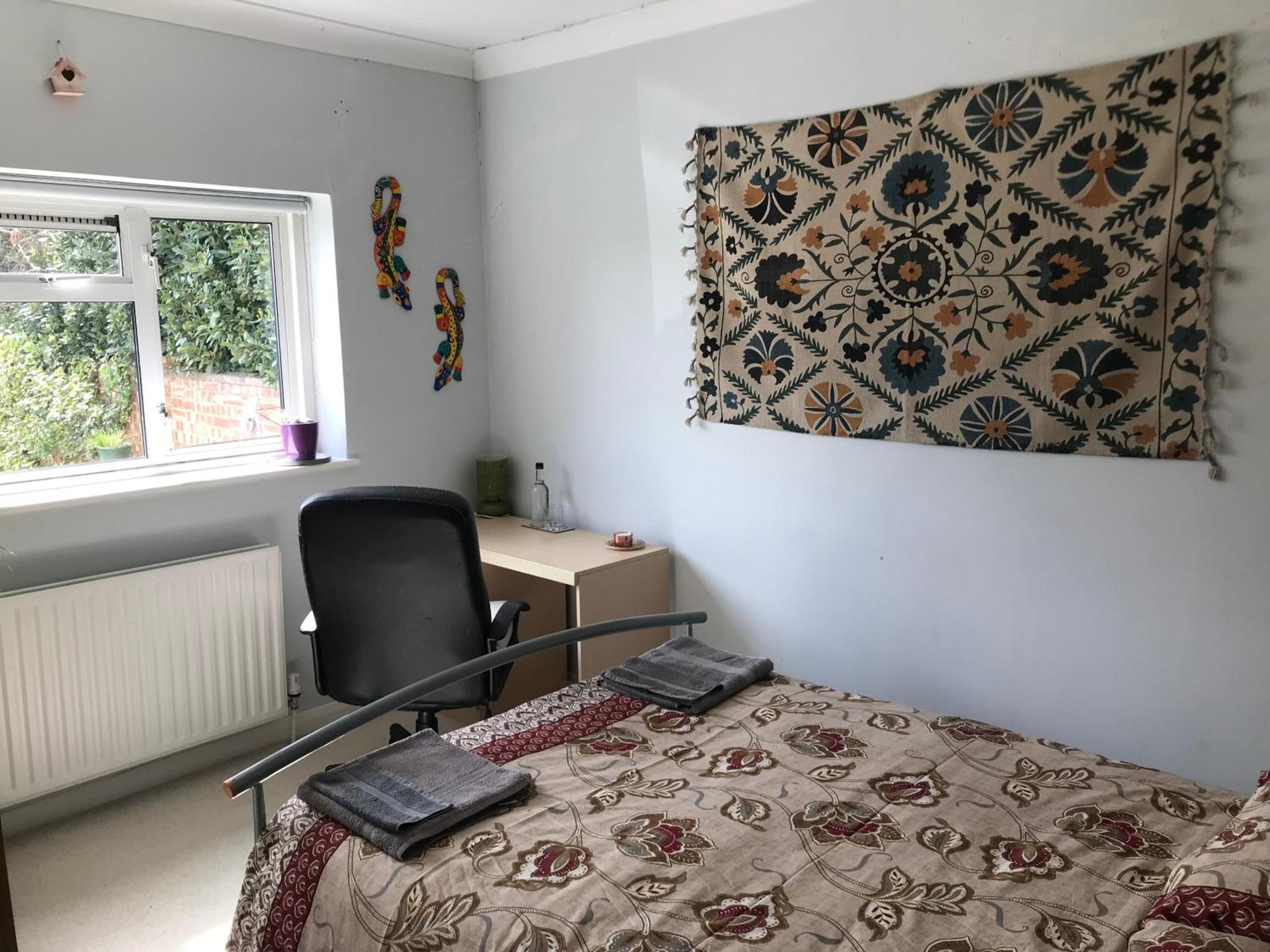 Cozy Double Bedroom In Stunning Bungalow On River Thames - Near Thorpe Park/Royal Holloway University/20Mins From Heathrow Staines-upon-Thames ภายนอก รูปภาพ