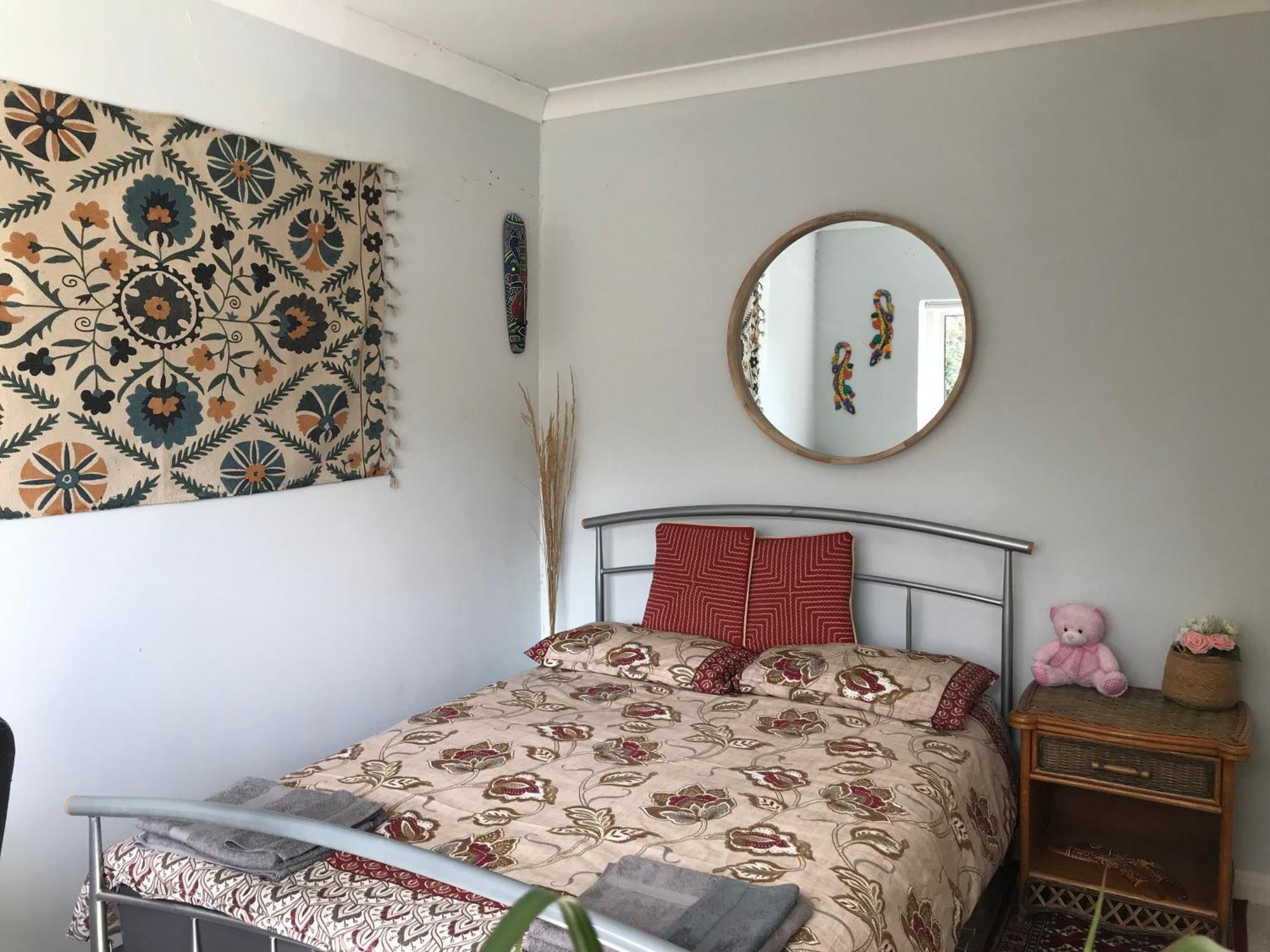 Cozy Double Bedroom In Stunning Bungalow On River Thames - Near Thorpe Park/Royal Holloway University/20Mins From Heathrow Staines-upon-Thames ภายนอก รูปภาพ