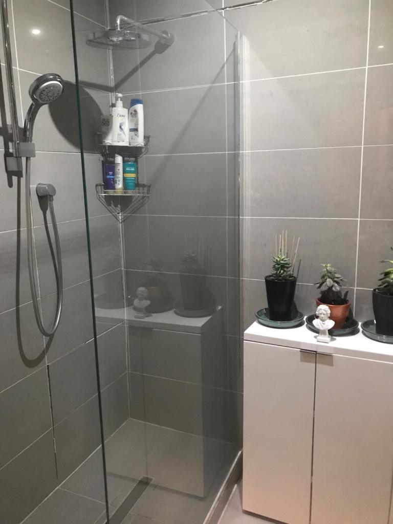 Cozy Double Bedroom In Stunning Bungalow On River Thames - Near Thorpe Park/Royal Holloway University/20Mins From Heathrow Staines-upon-Thames ภายนอก รูปภาพ