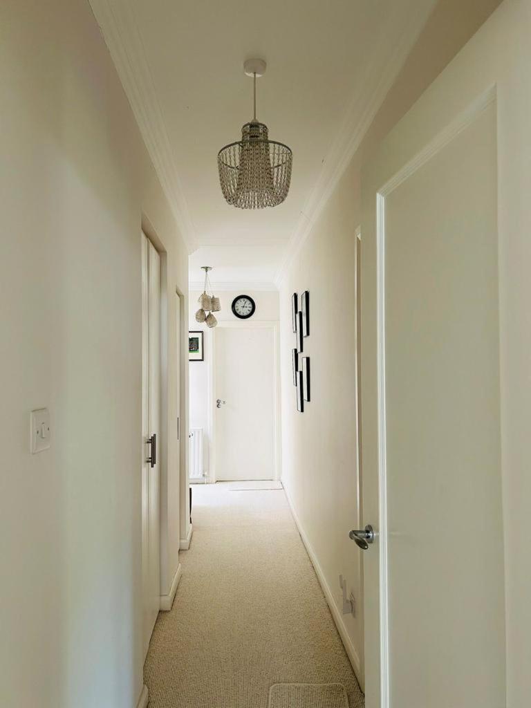 Cozy Double Bedroom In Stunning Bungalow On River Thames - Near Thorpe Park/Royal Holloway University/20Mins From Heathrow Staines-upon-Thames ภายนอก รูปภาพ