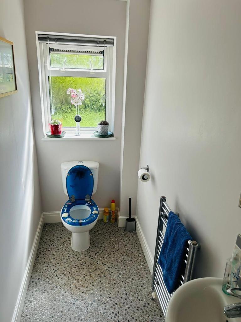 Cozy Double Bedroom In Stunning Bungalow On River Thames - Near Thorpe Park/Royal Holloway University/20Mins From Heathrow Staines-upon-Thames ภายนอก รูปภาพ