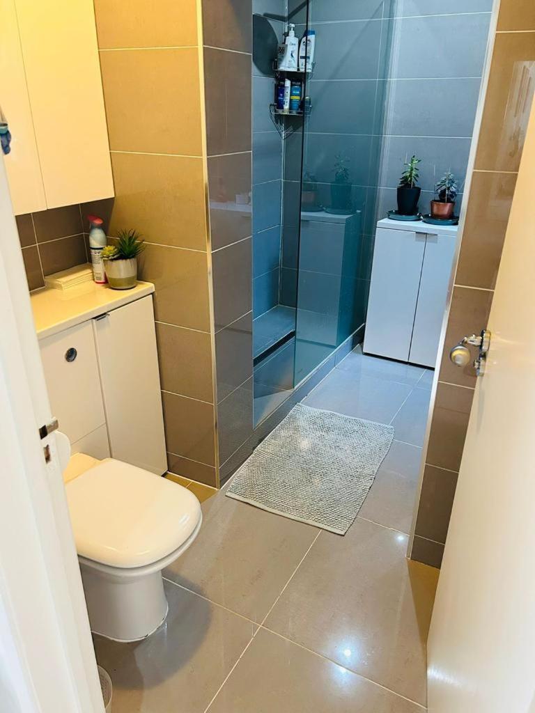 Cozy Double Bedroom In Stunning Bungalow On River Thames - Near Thorpe Park/Royal Holloway University/20Mins From Heathrow Staines-upon-Thames ภายนอก รูปภาพ
