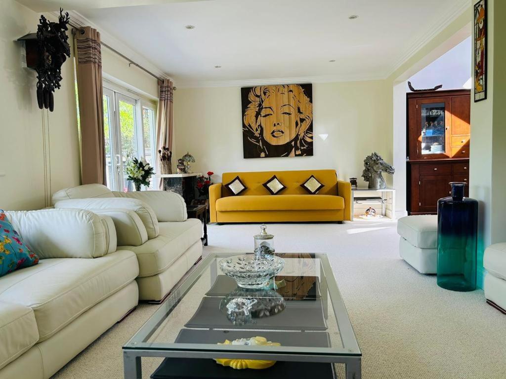 Cozy Double Bedroom In Stunning Bungalow On River Thames - Near Thorpe Park/Royal Holloway University/20Mins From Heathrow Staines-upon-Thames ภายนอก รูปภาพ