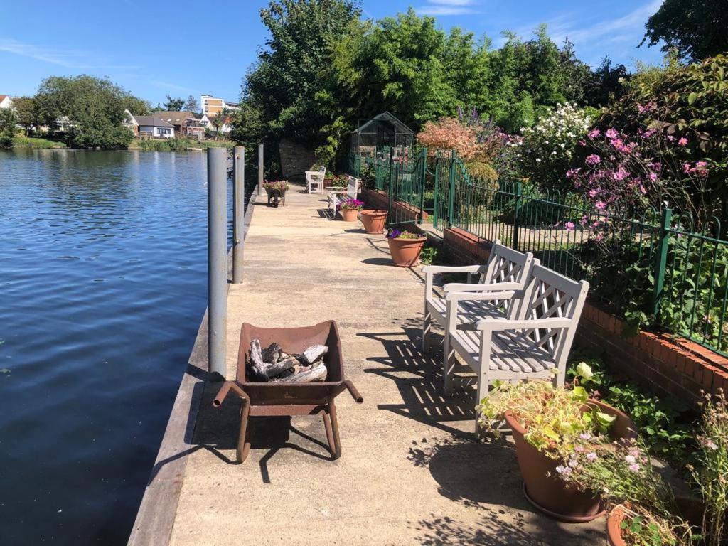 Cozy Double Bedroom In Stunning Bungalow On River Thames - Near Thorpe Park/Royal Holloway University/20Mins From Heathrow Staines-upon-Thames ภายนอก รูปภาพ