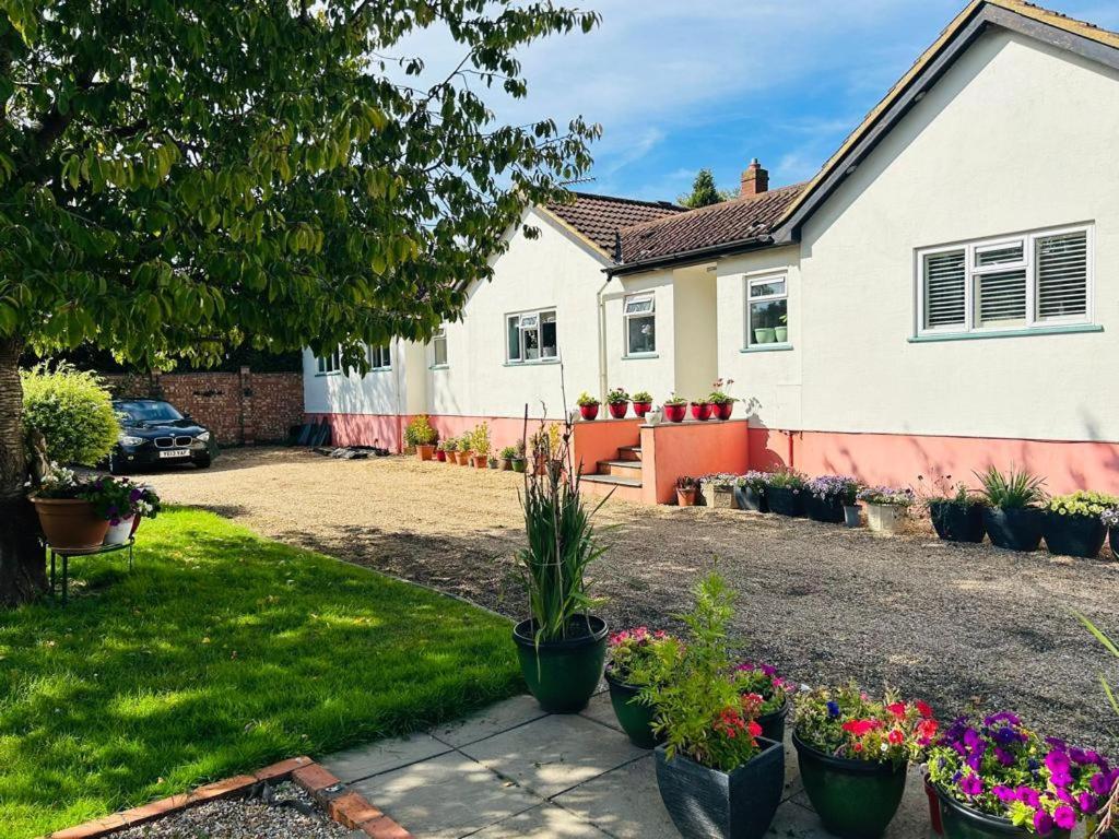 Cozy Double Bedroom In Stunning Bungalow On River Thames - Near Thorpe Park/Royal Holloway University/20Mins From Heathrow Staines-upon-Thames ภายนอก รูปภาพ