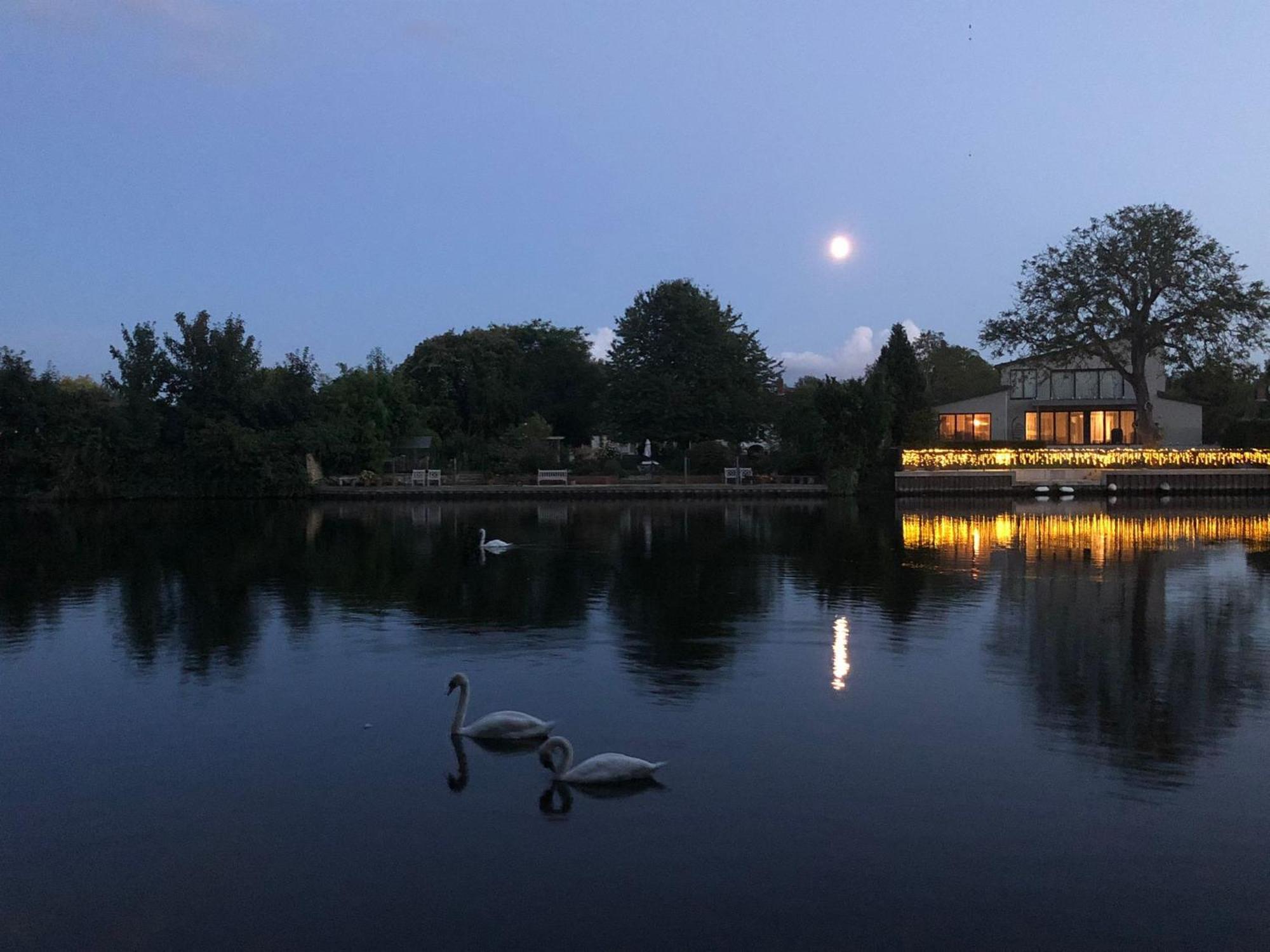 Cozy Double Bedroom In Stunning Bungalow On River Thames - Near Thorpe Park/Royal Holloway University/20Mins From Heathrow Staines-upon-Thames ภายนอก รูปภาพ